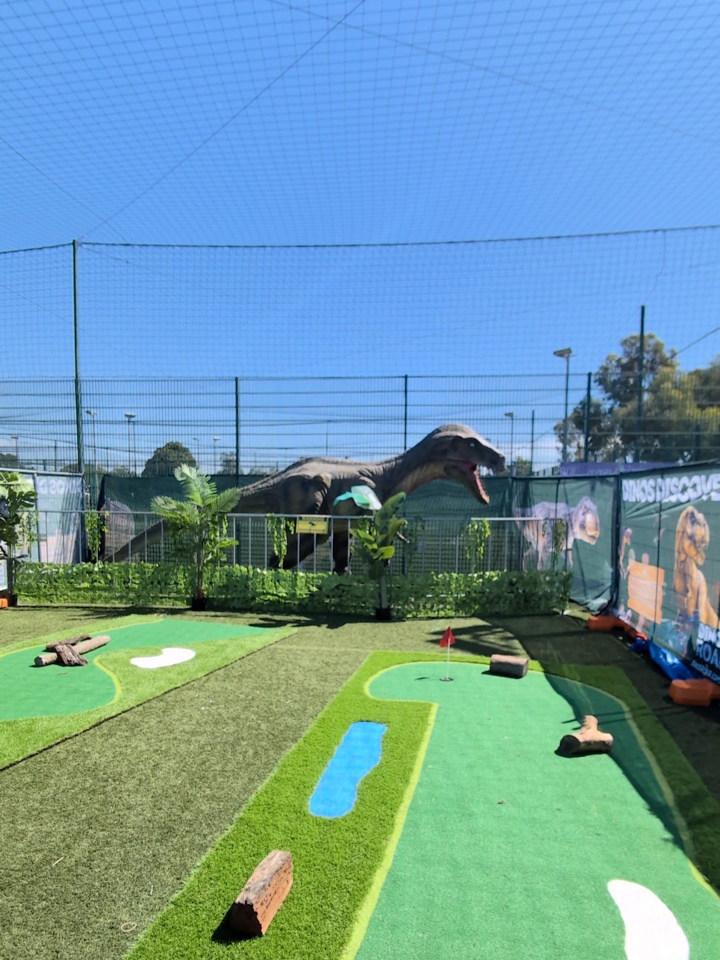 DinoDiscovery mini putt golf with dinosaur figures